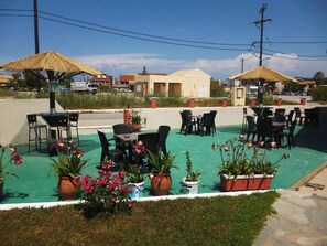 Outdoor dining - Alexis Pool Apartments (Corfu)
