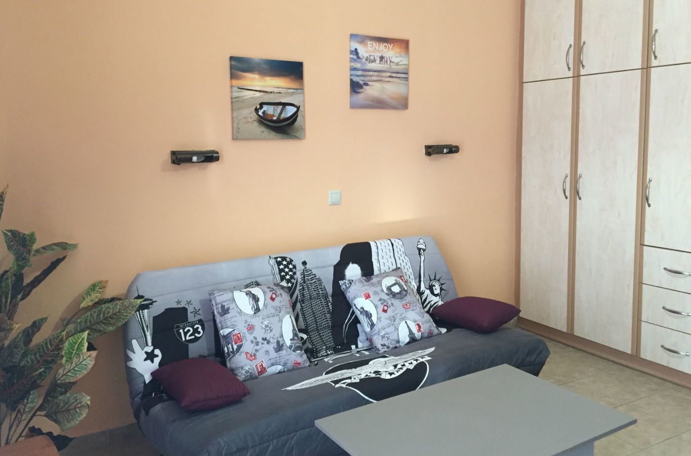 Una sala de estar con un sofá, una mesa de centro y un aparador.