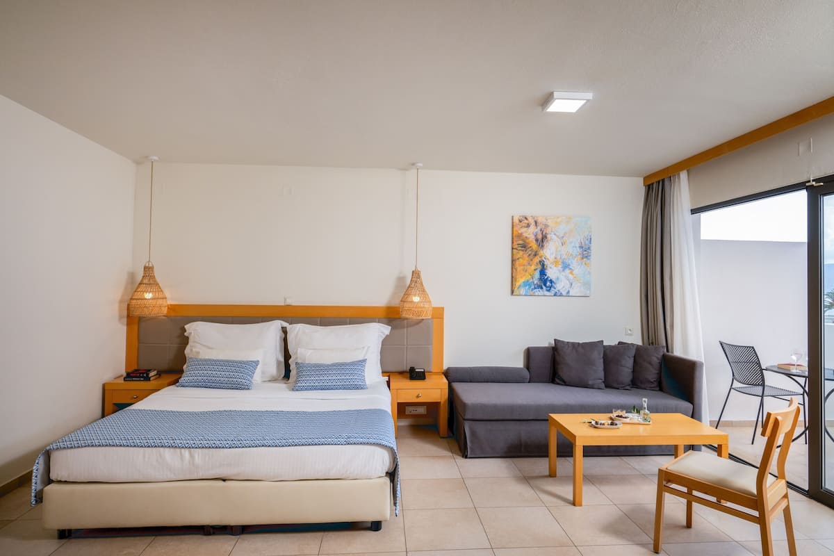 Junior Suite with Side Sea View | Lydisolert, wi-fi (inkludert) og sengetøy