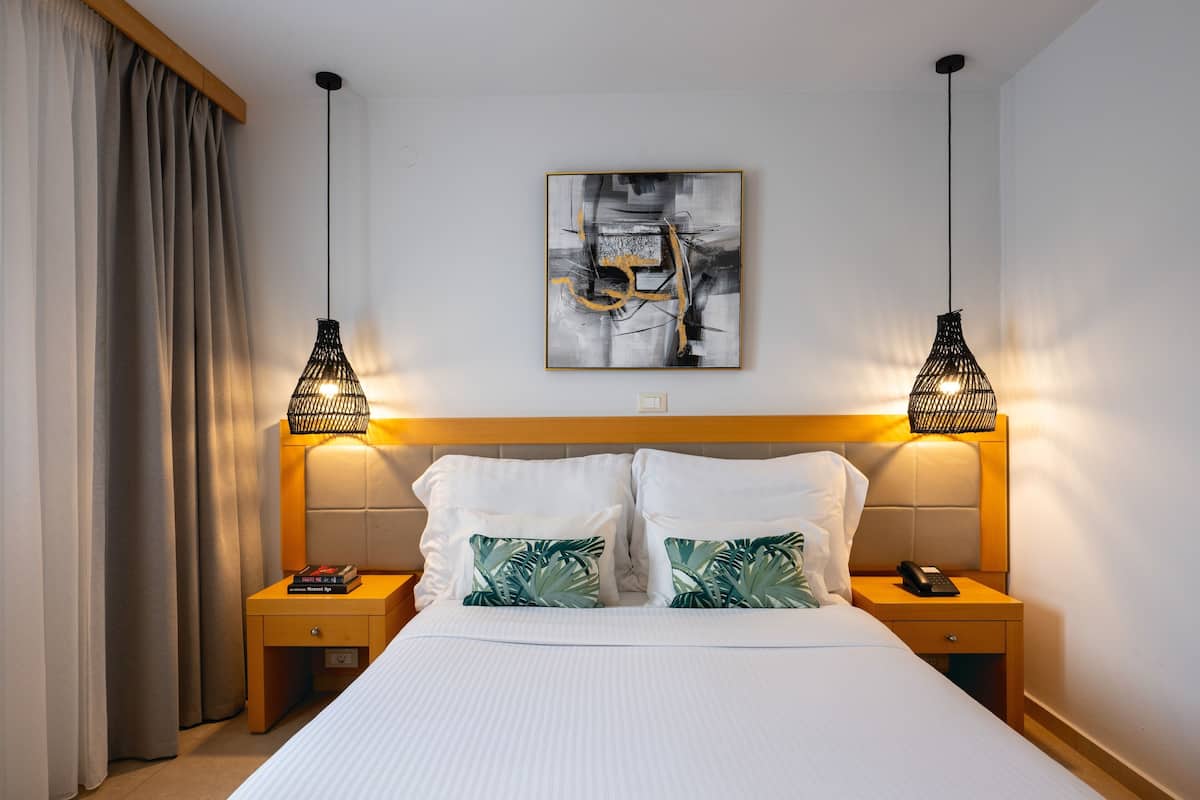 Suite with Side Sea View | Lydisolert, wi-fi (inkludert) og sengetøy