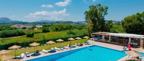 Utomhuspool, öppet 10.00 till 18.00, parasoller och solstolar