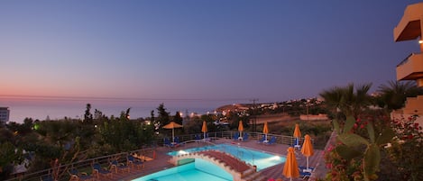 Piscine extérieure (ouverte en saison), parasols de plage