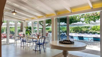 Breakfast, lunch, dinner served; Mediterranean cuisine