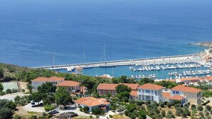 Una zona residencial costera con casas, un puerto deportivo y un muelle.