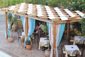 Outdoor dining - Makis Louvlis Luxury Apartments (Corfu)