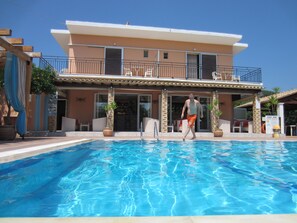 Pool - Makis Louvlis Luxury Apartments (Corfu)