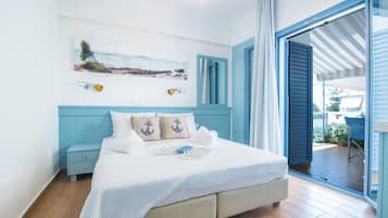 Un dormitorio con cama, mesita de noche, un cuadro y vistas al exterior.