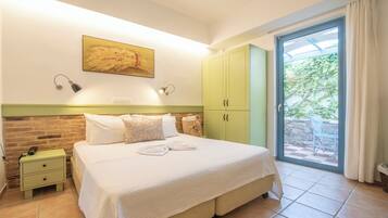 Double or Twin Room with Garden View, Ground Floor | Escritorio, insonorización y tabla de planchar con plancha