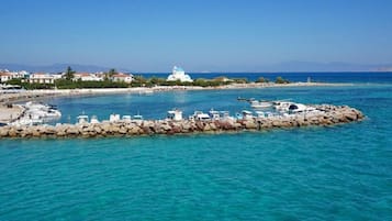 Sulla spiaggia, lettini da mare, ombrelloni, teli da spiaggia