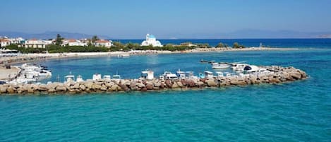 PĂ„ stranden, solstolar, parasoller och strandhanddukar
