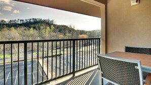 A balcony with a view of a parking lot and forested hills. - Holiday Inn Express Helen by IHG (Helen)
