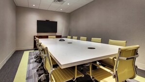 A conference room with a large table, chairs, a flat-screen TV, and a carpeted floor. - Holiday Inn Express Helen by IHG (Helen)