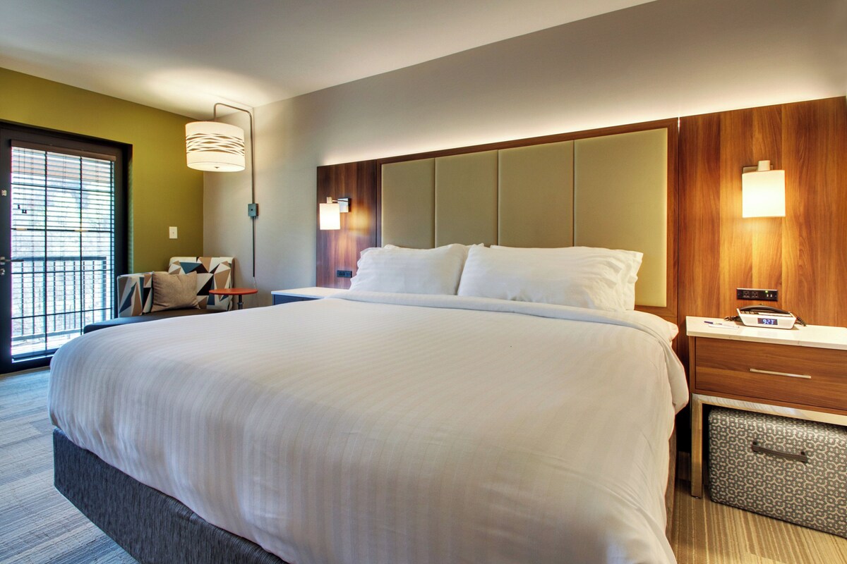 Standaard kamer, 1 kingsize bed (Walk in Shower) | Een kluis op de kamer, een bureau, een strijkplank/strijkijzer