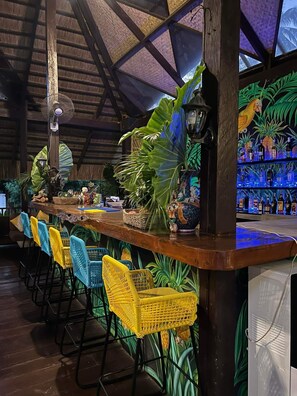 Breakfast, lunch, dinner served; international cuisine