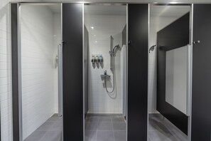Buồng tắm vòi sen, đồ dùng nhà tắm miễn phí, máy sấy tóc