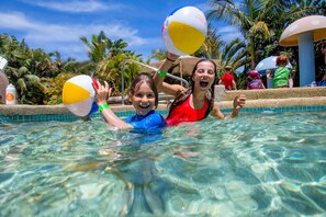 Inomhuspool, utomhuspool, parasoller och solstolar