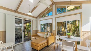 Bangalow Cabin - 2 Bedrooms | Living area