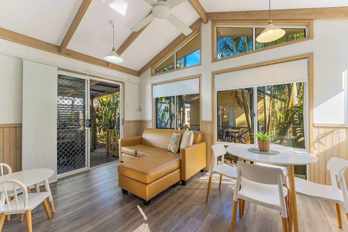 Bangalow Cabin - 2 Bedrooms | Living area