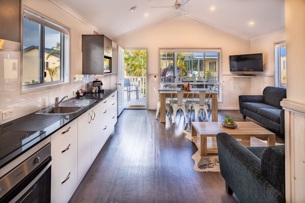 Stuga (Aloha) | Vardagsrum | Platt-tv och dvd-spelare