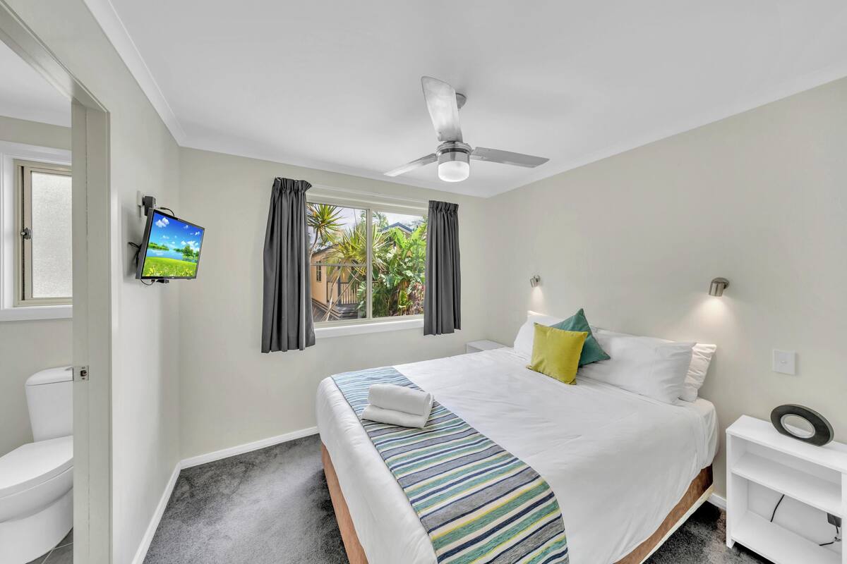 Savannah Cabin | Iron/ironing board, bed sheets