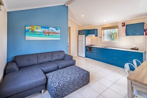 Stuga Deluxe - 2 sovrum | Vardagsrum | Platt-tv och dvd-spelare