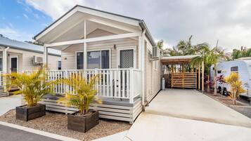 Aloha Cabin | Courtyard view
