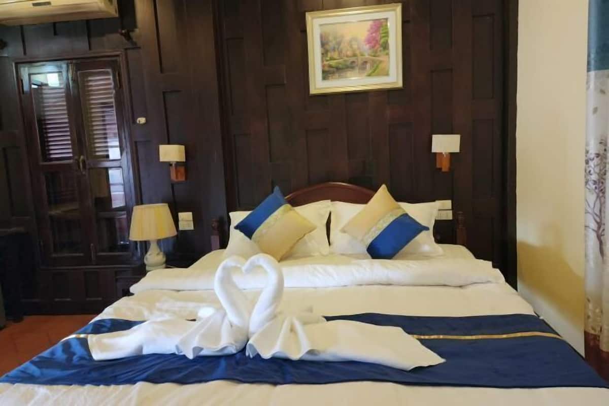 Minibar, desk, free WiFi