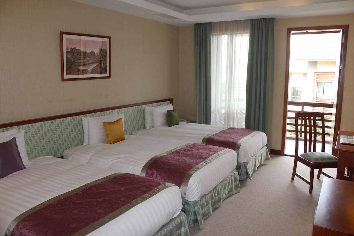 Triple Room | Gebar bulu kapas, peti besi dalam bilik, meja