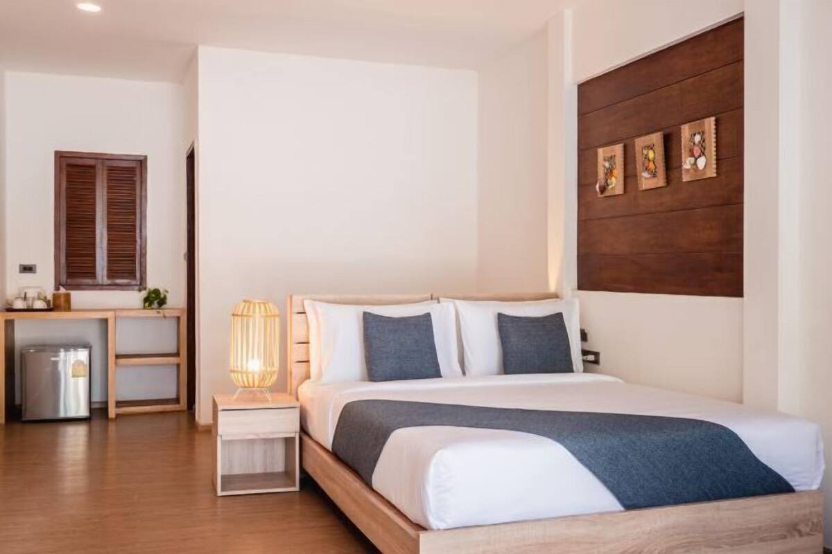 WiFi (free), bed sheets