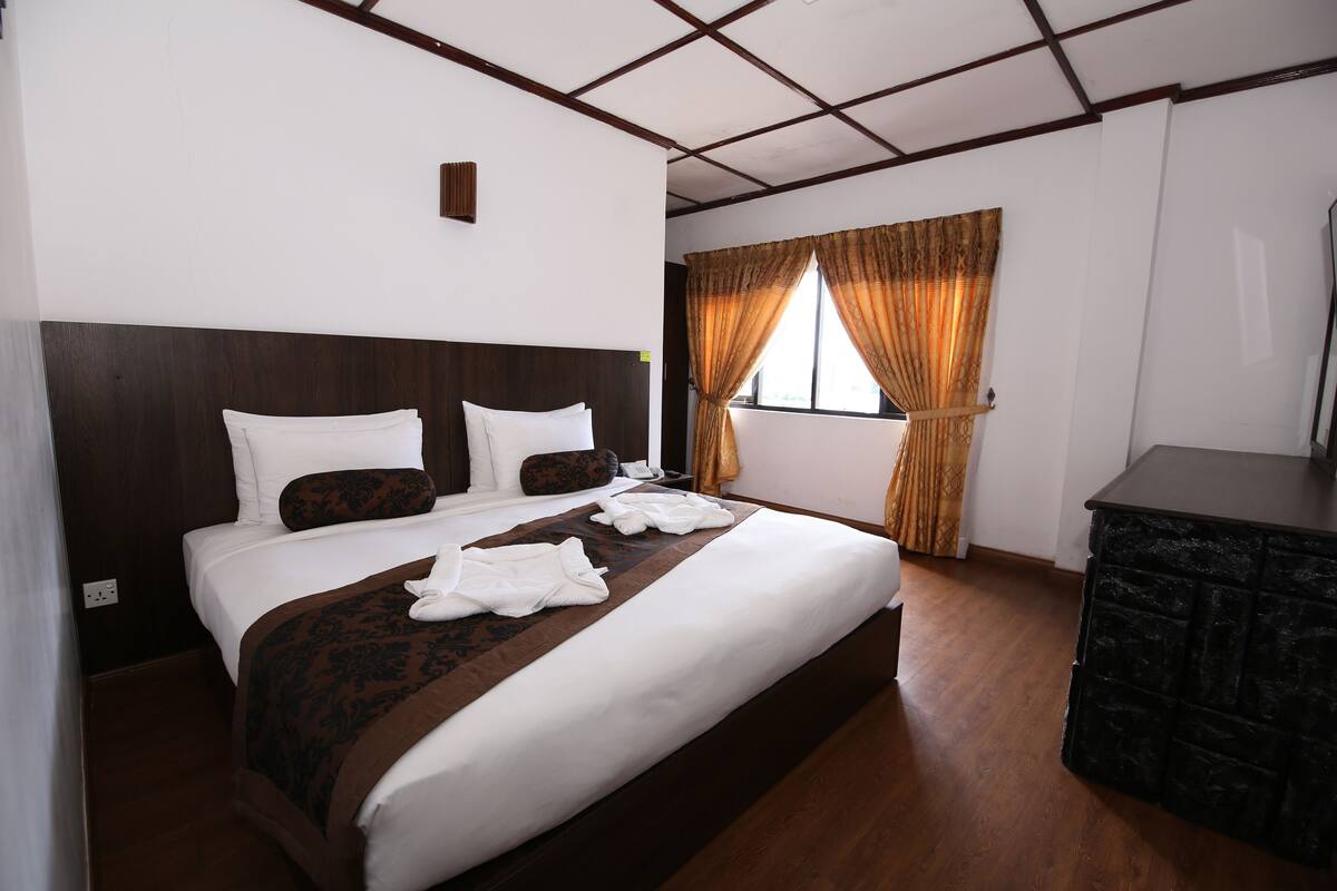 In-room safe, desk, iron/ironing board, free WiFi
