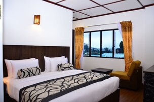 标准三人房 | 客房内保险箱、办公桌、熨斗/熨衣板、免费 WiFi