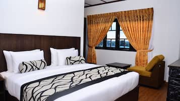 Deluxe King Room with Lake View | In-room safe, desk, iron/ironing board, free WiFi