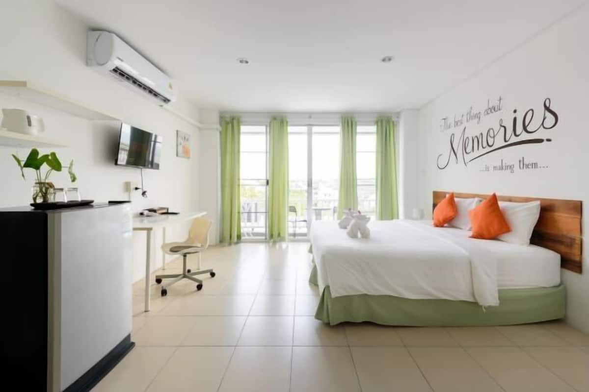 Premium bedding, desk, laptop workspace, free WiFi
