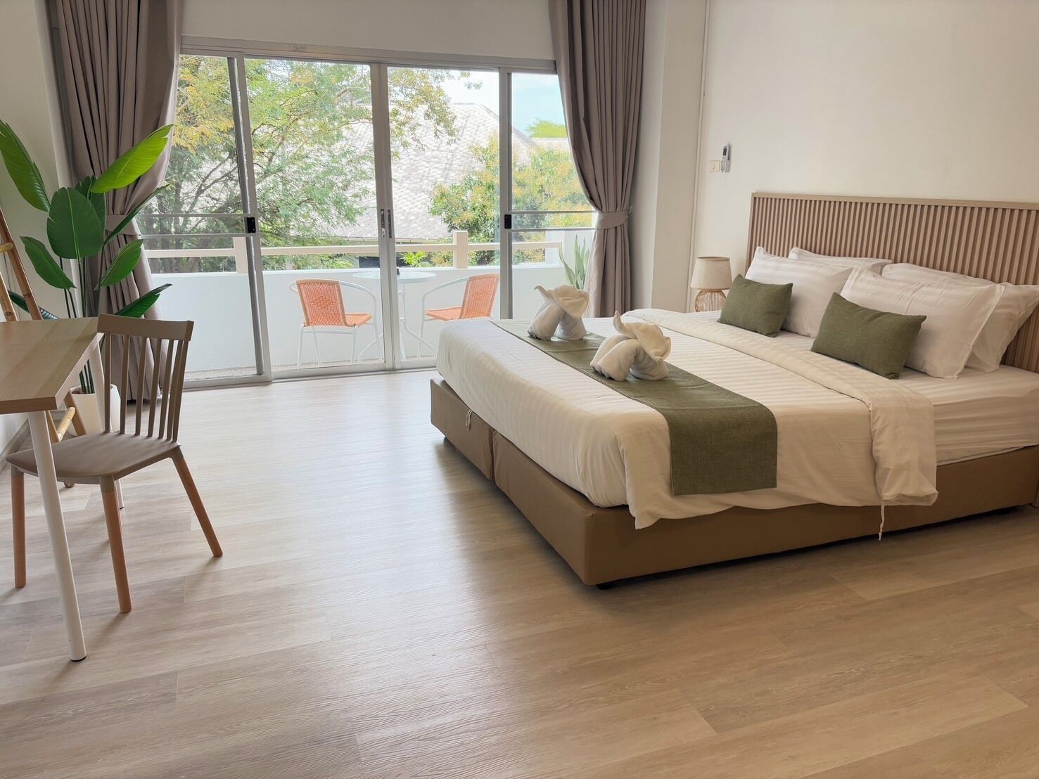 Superior Double Room | Peralatan tempat tidur premium, meja, ruang kerja komputer riba 