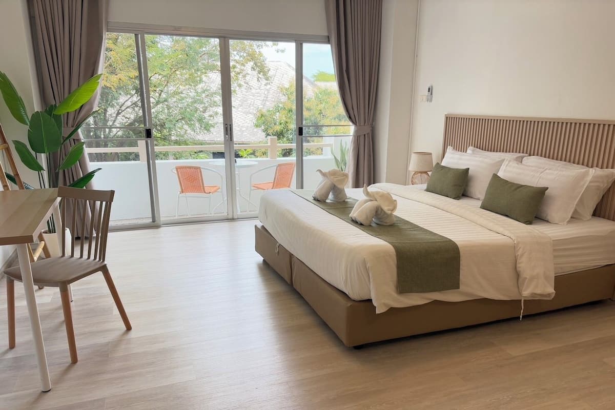 Superior Double Room | Peralatan tempat tidur premium, meja, ruang kerja komputer riba