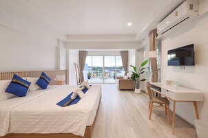 Deluxe kamer, uitzicht op zee | Hypoallergeen beddengoed, gratis wifi, beddengoed