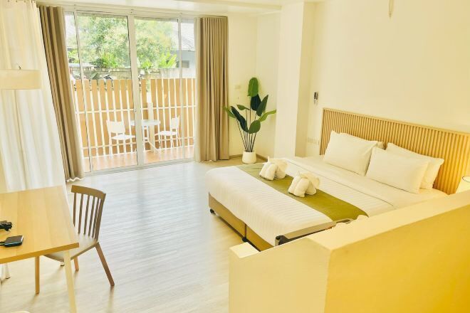 Hochwertige Bettwaren, Schreibtisch, laptopgeeigneter Arbeitsplatz