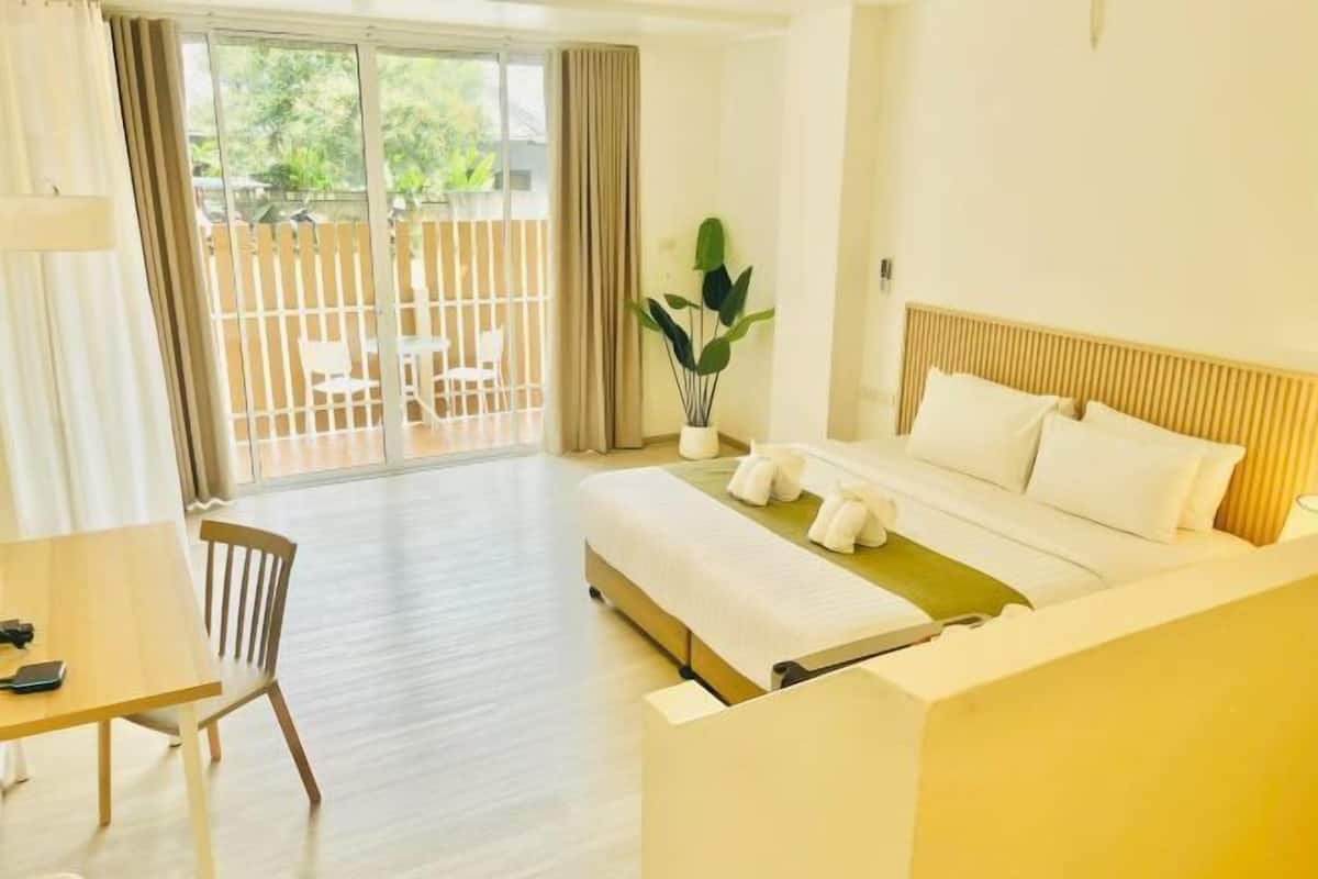 Premium bedding, desk, laptop workspace, free WiFi