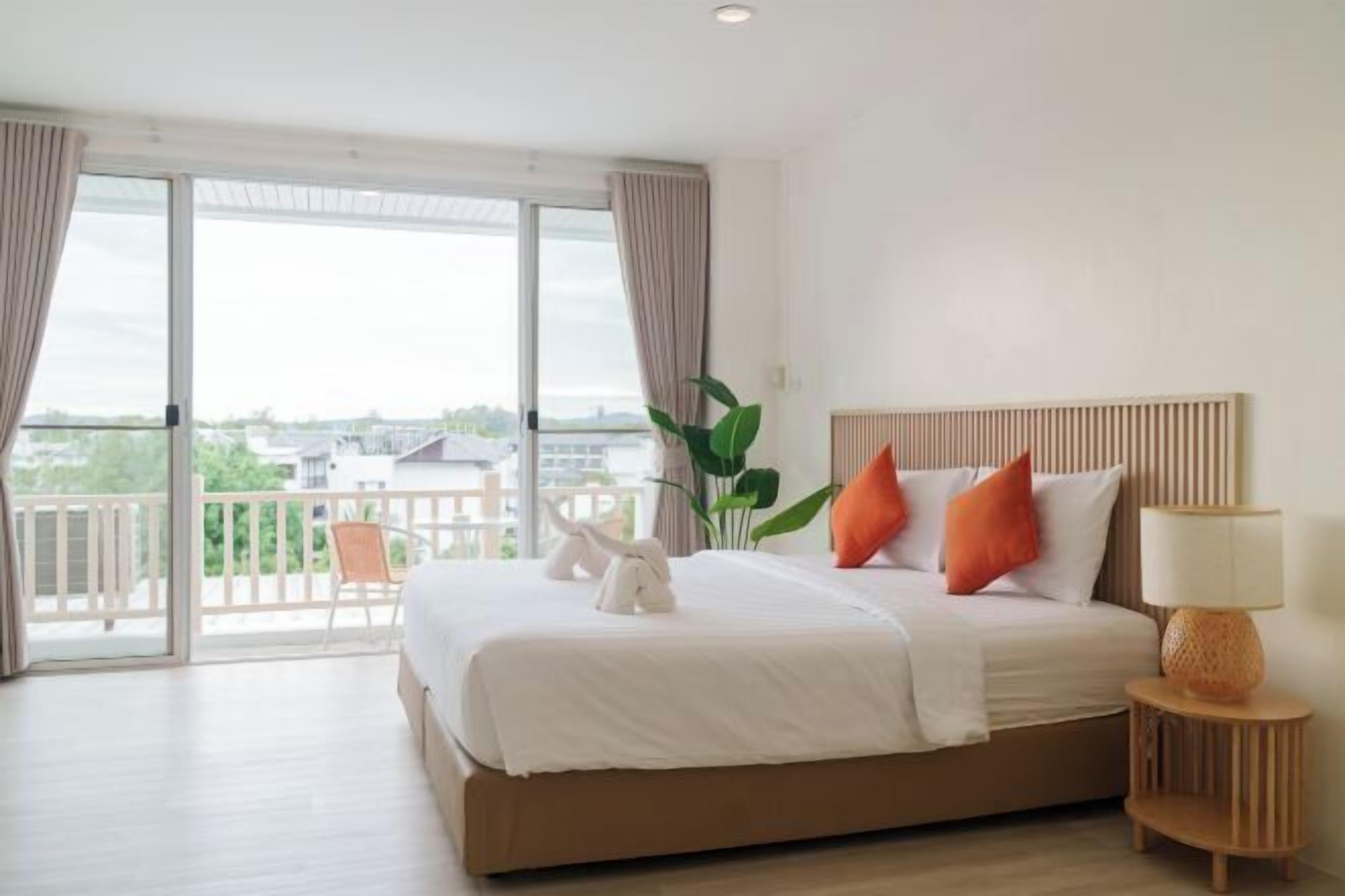 Premium bedding, desk, laptop workspace, free WiFi