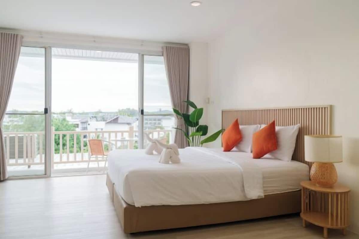 Premium bedding, desk, laptop workspace, free WiFi