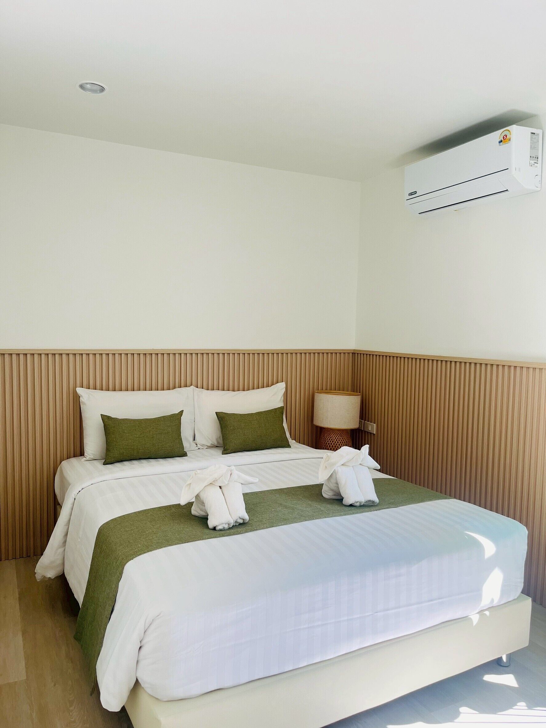 Standard Queen Room | Hypo-allergenic bedding, free WiFi, bed sheets