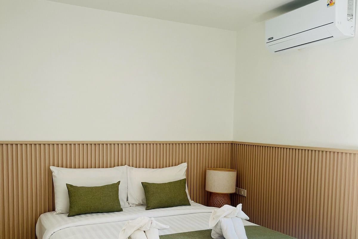 Standard Queen Room | Hypo-allergenic bedding, free WiFi, bed sheets