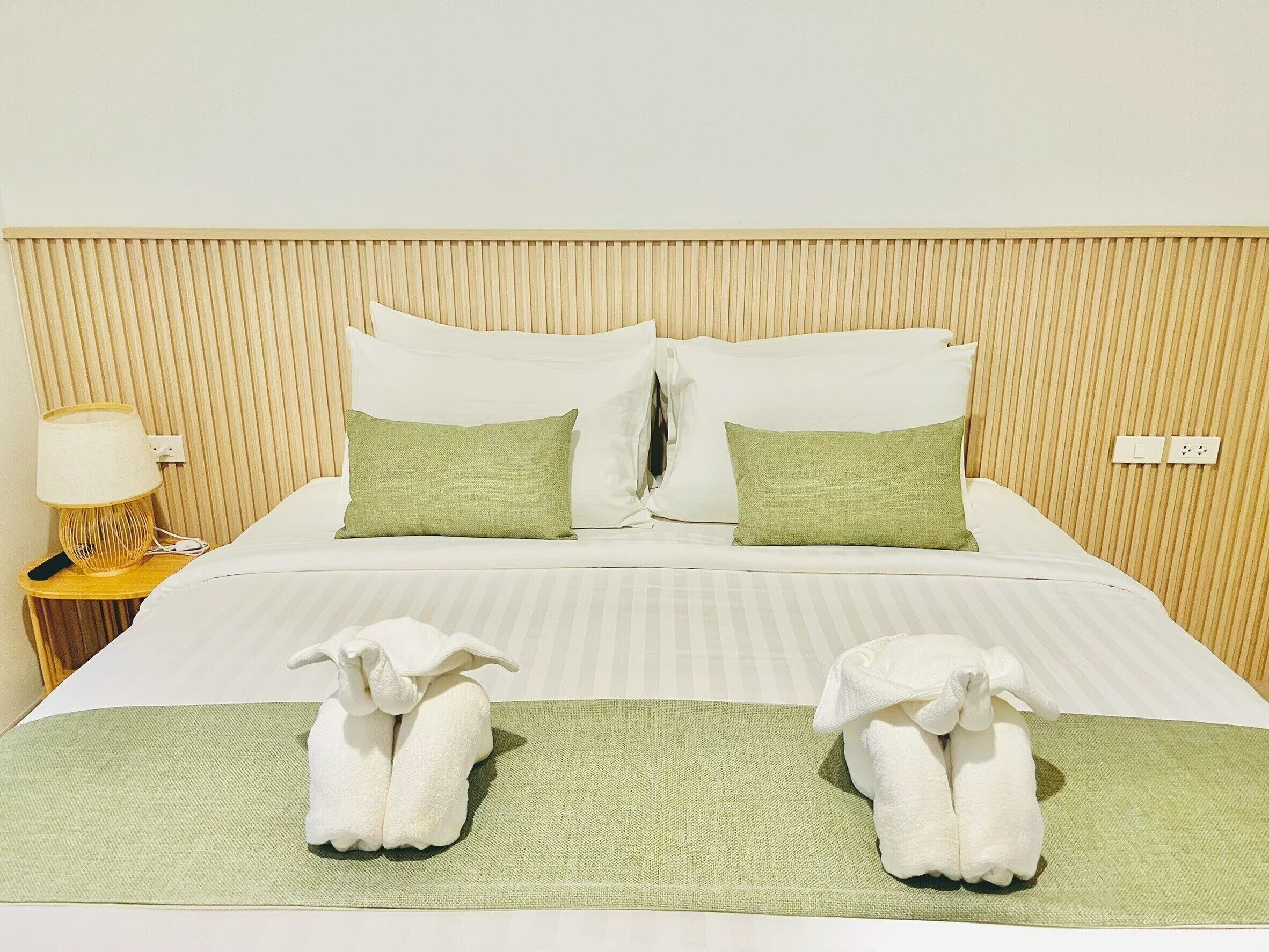 Standard Double Room | Peralatan tempat tidur premium, meja, ruang kerja komputer riba 