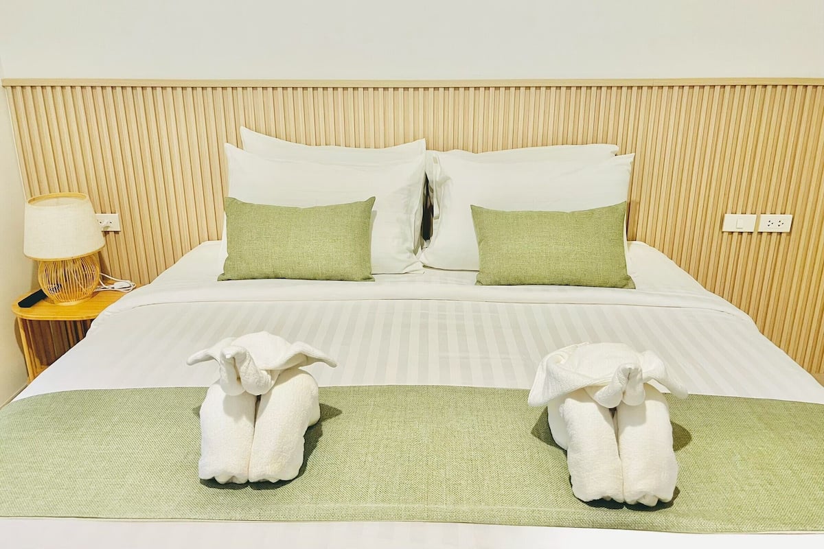 Standard Double Room | Peralatan tempat tidur premium, meja, ruang kerja komputer riba