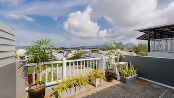 Deluxe Sea View | Balcony