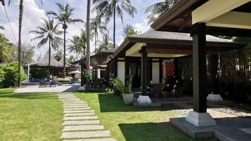 Melayani sarapan dan makan siang dengan sajian masakan internasional