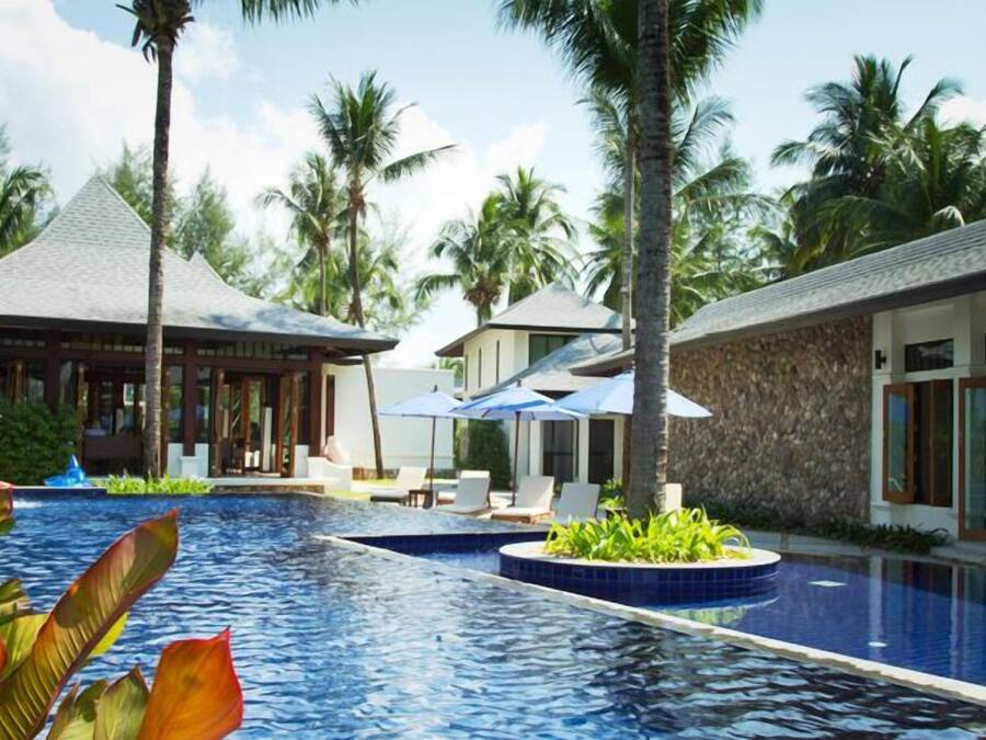 Piscina externa, guarda-sóis, espreguiçadeiras