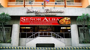 Das Außere des Cherry Blossoms Hotels & Restaurants, mit einem Schild für das Señor Alba spanische & internationale Restaurant.
