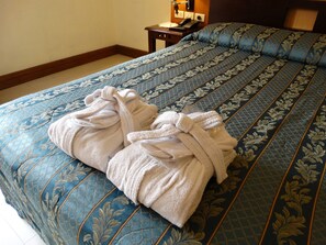 Phòng Suite | Minibar, két bảo mật tại phòng, bàn 