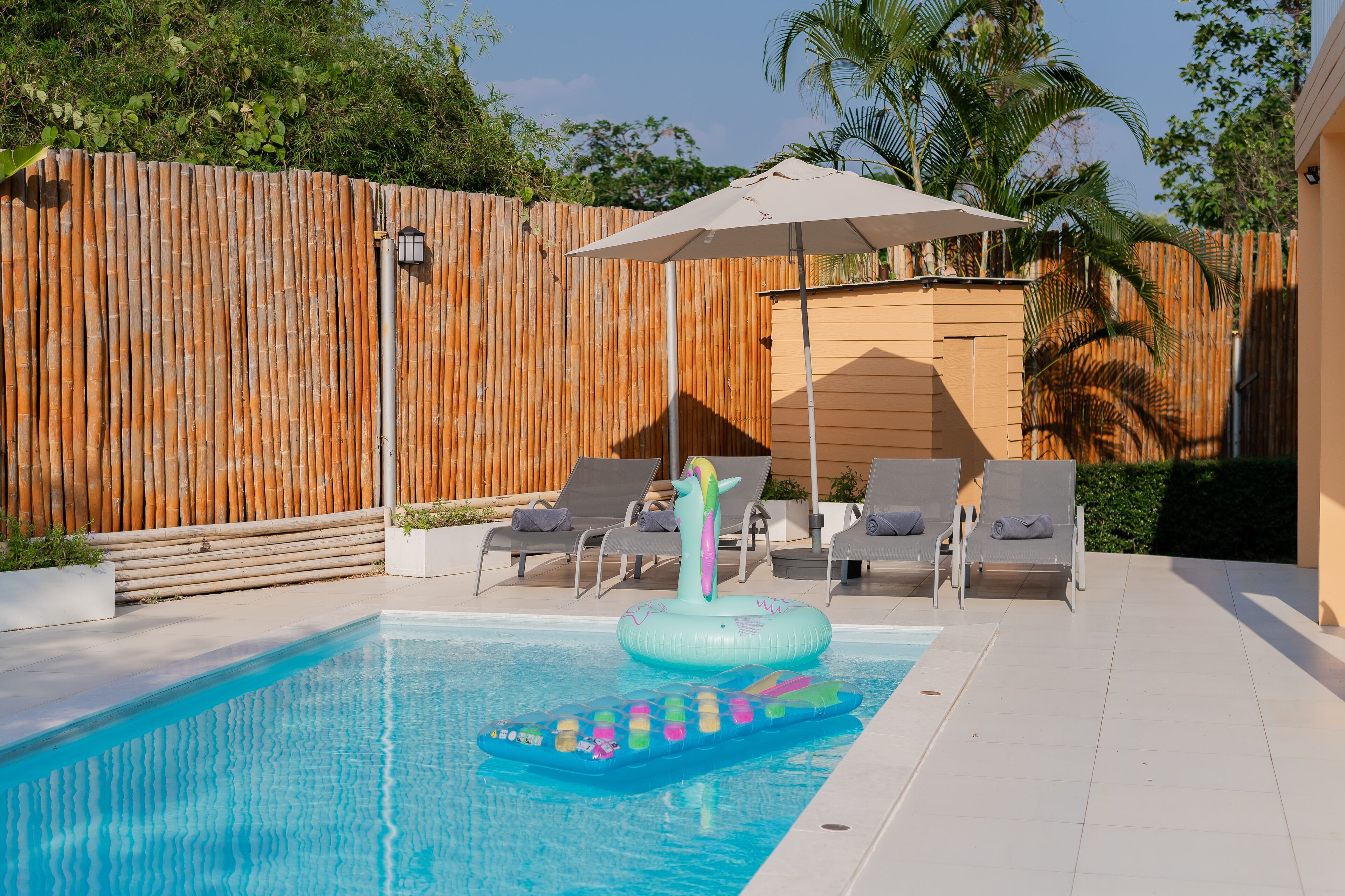 Piscine extérieure, chaises longues